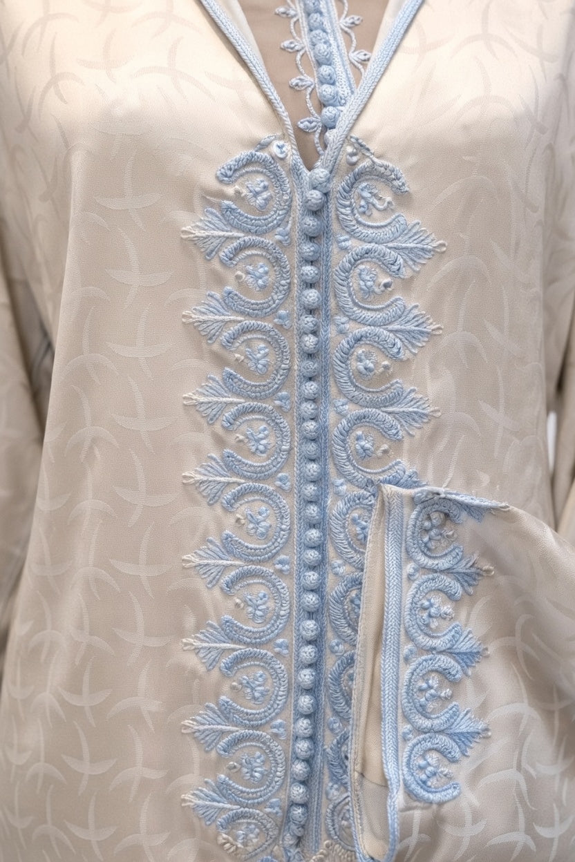 جلابة أنيقة بلون بيج بتطريز أزرق راقي