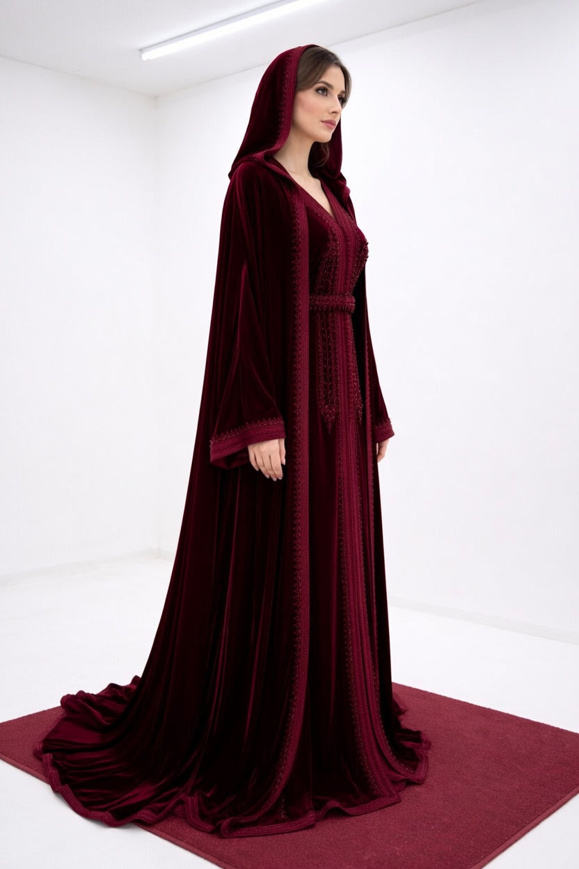 طقم "سلطانة الليل" العكري: قفطان وسلهام مخملي بتطريز ملكي
