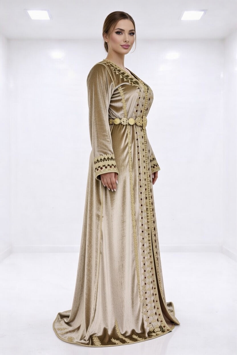 قفطان "نور المنارة" من الموبرة الذهبية بترصيع الياقوت