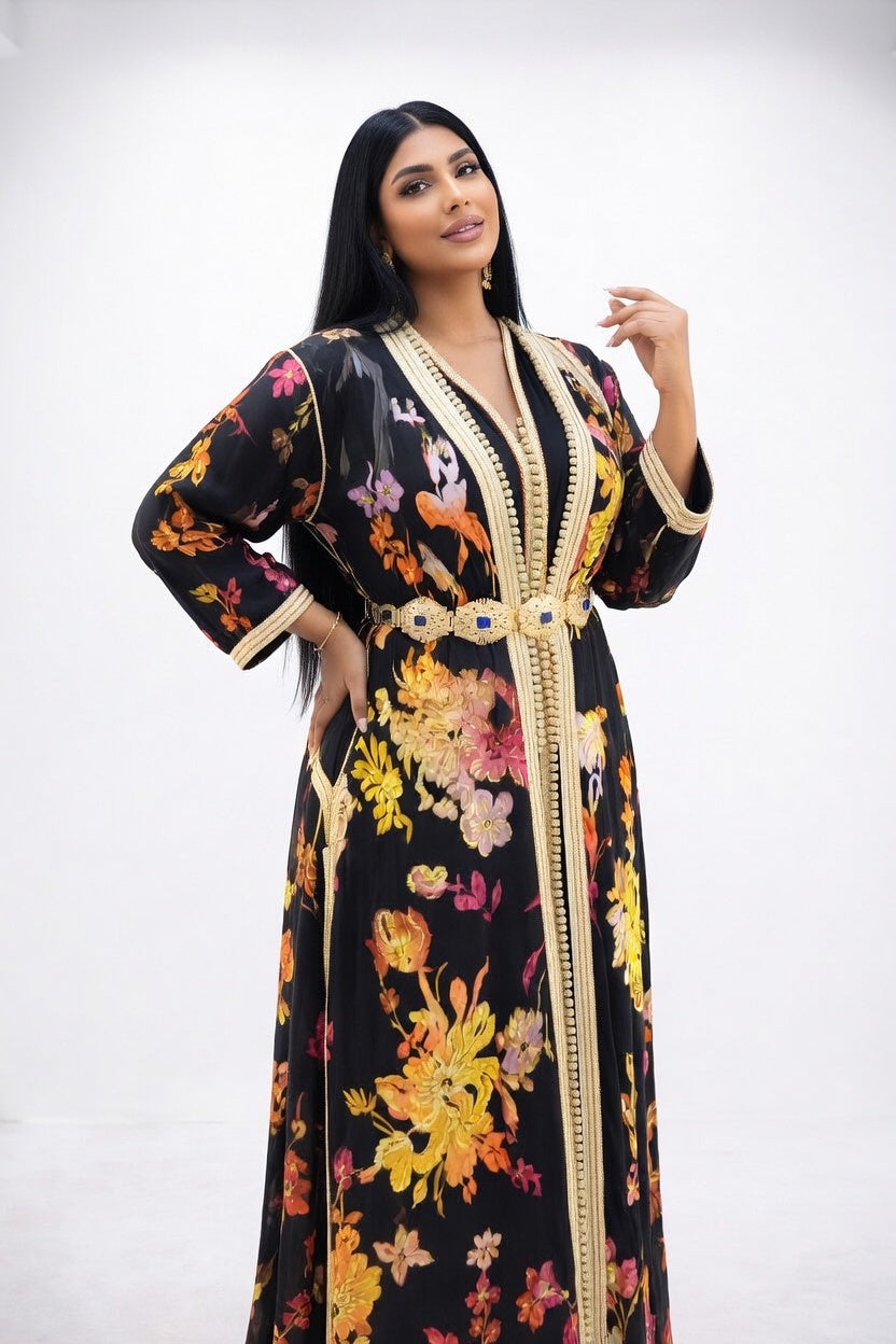 تكشيطة سوداء فخمة بنقشة الورود وحزام ذهبي