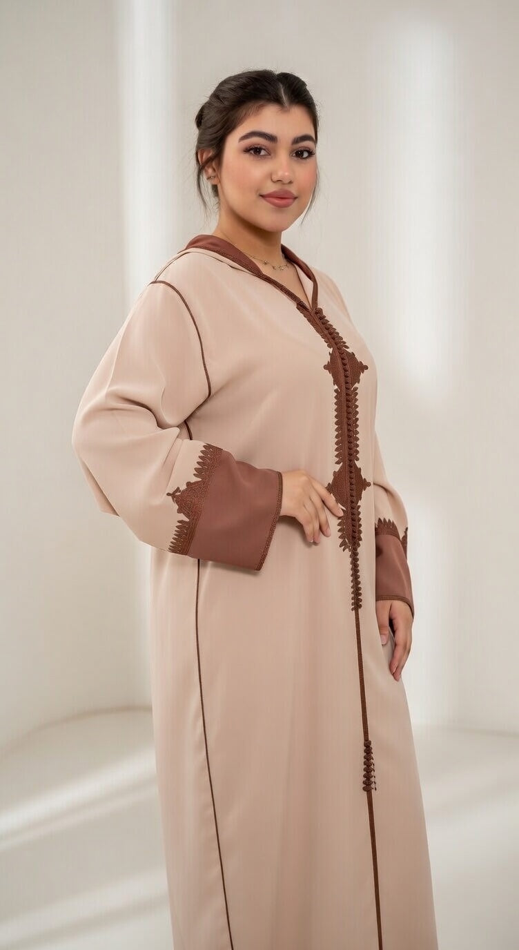 جلابة بيج أنيقة بتفاصيل تطريز بني راقي