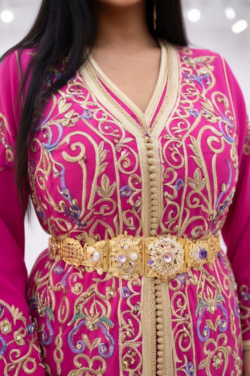 تكشيطة فوشيا فخمة بتطريز ذهبي ملكي