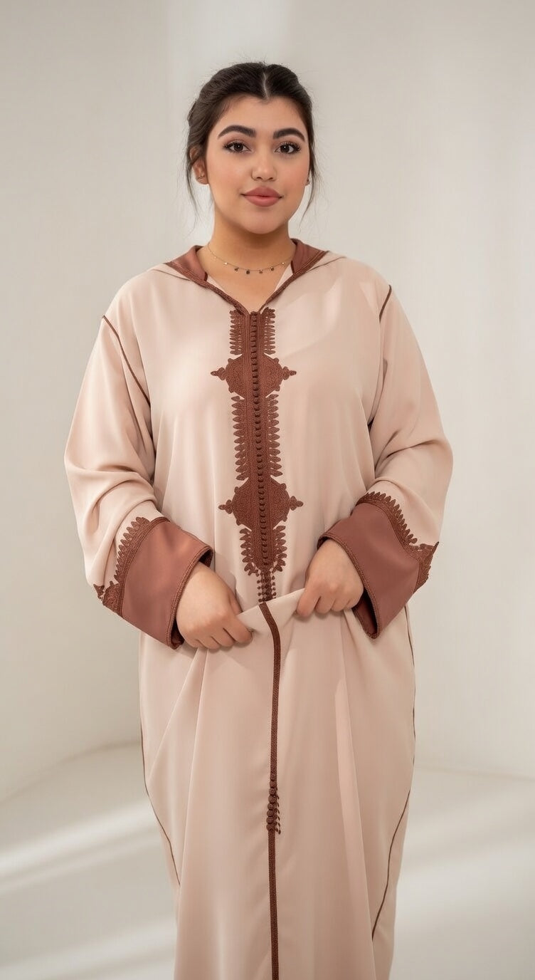جلابة بيج أنيقة بتفاصيل تطريز بني راقي