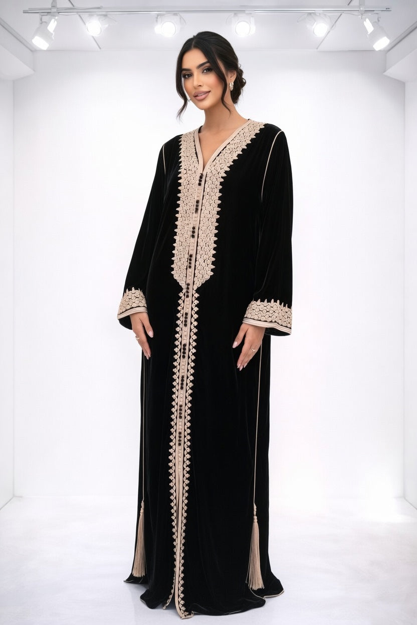 جلابة مخمل سوداء بتطريز ذهبي فاخر