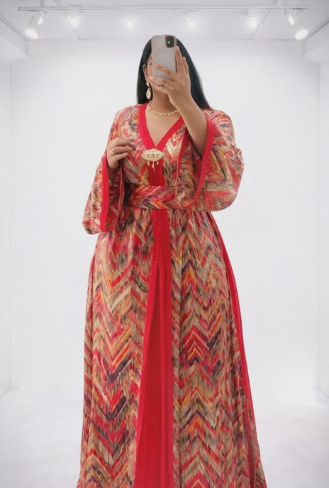 تكشيطة حمراء فخمة بنقشة عصرية ولمسة ذهبية