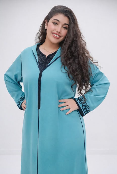 جلابة عصرية بلون فيروزي بتصميم أنيق ولمسة تقليدية