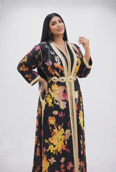 تكشيطة سوداء فخمة بنقشة الورود وحزام ذهبي