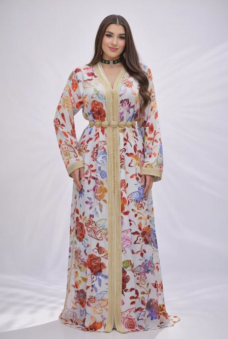 تكشيطة بيضاء موردة بتصميم أنيق وتطريز ذهبي