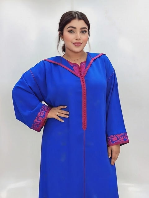 جلابة زرقاء ملكية بتطريز فوشيا أنيق – ستايل مغربي عصري