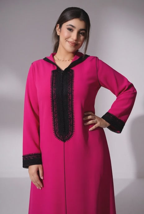 جلابة عصرية باللون الفوشيا بتطريز أسود أنيق