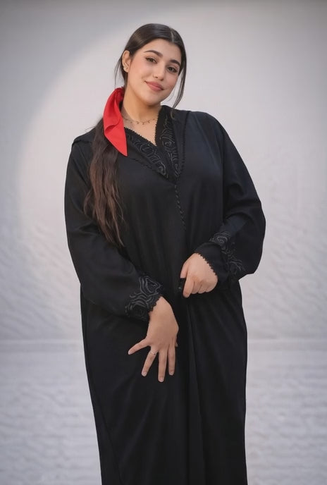 جلابة سوداء كلاسيكية بتطريز ناعم وأنيق