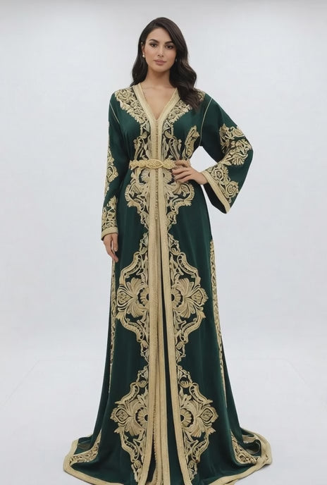 قفطان "زمردة الأطلس" الملكي بتطريز ذهبي عريض