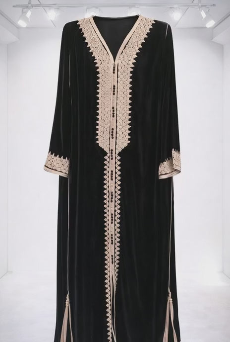 جلابة مخمل سوداء بتطريز ذهبي فاخر