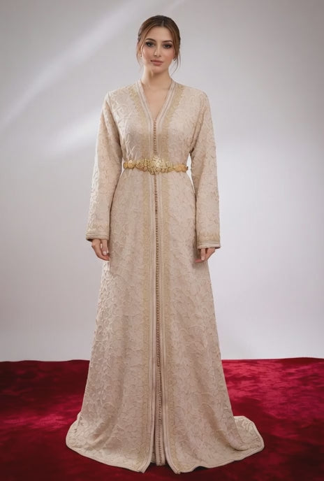 قفطان "دانتيل المنارة" باللون العاجي وتطريز ذهبي خفيف