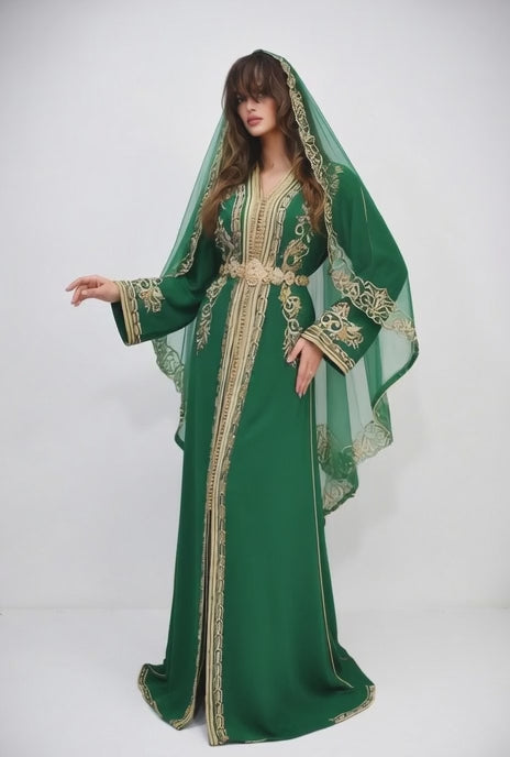 قفطان أخضر فاخر بالتطريز الذهبي مع حزام ملكي
