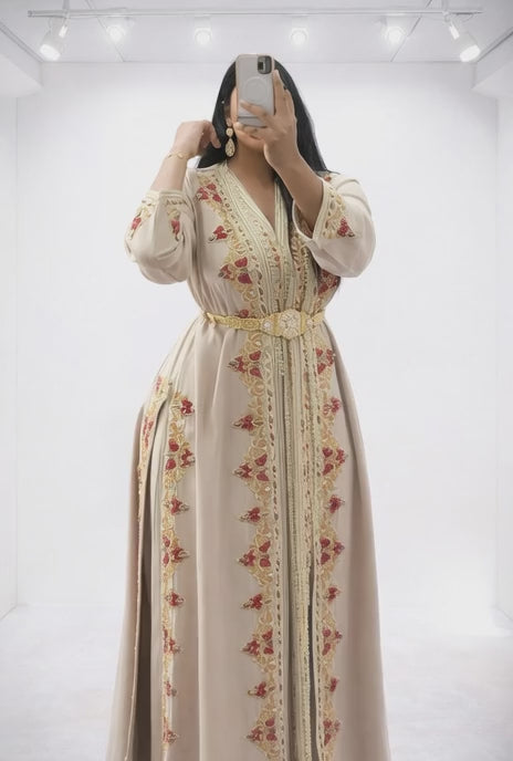 تكشيطة بيج فاخرة بتطريز ذهبي ولمسات وردية