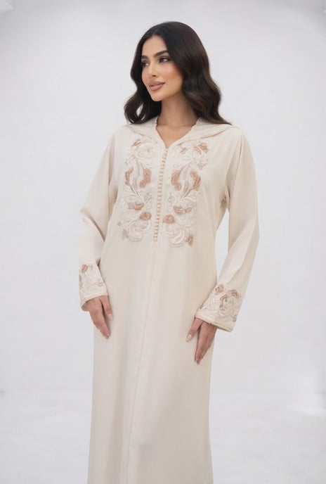 جلابة كريمية أنيقة بتطريز وردي فاخر