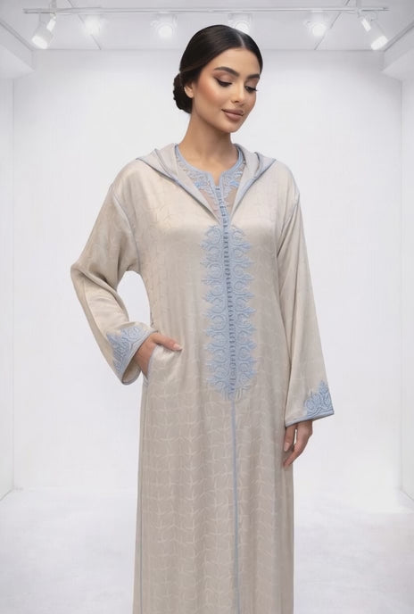 جلابة أنيقة بلون بيج بتطريز أزرق راقي