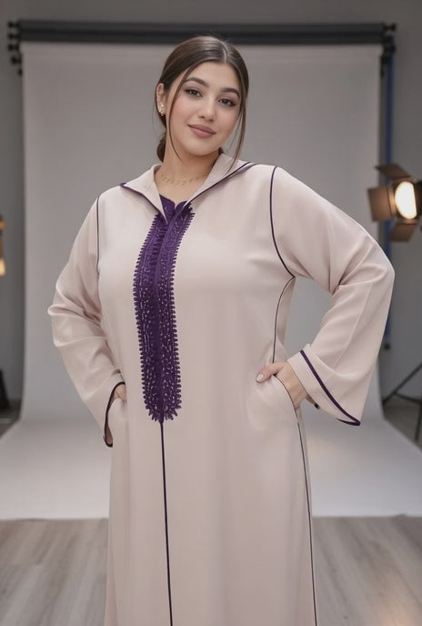 جلابة عصرية بلون بيج مطرزة براندة بنفسجية – أناقة مغربية راقية