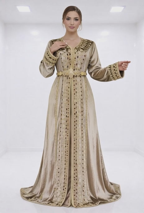 قفطان "نور المنارة" من الموبرة الذهبية بترصيع الياقوت