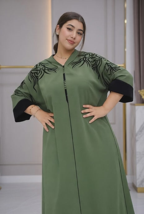 جلابة خضراء عصرية بتطريز راقي بالأسود