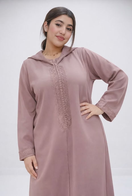 جلابة أنيقة بلون روز موف بتطريز تقليدي راقي